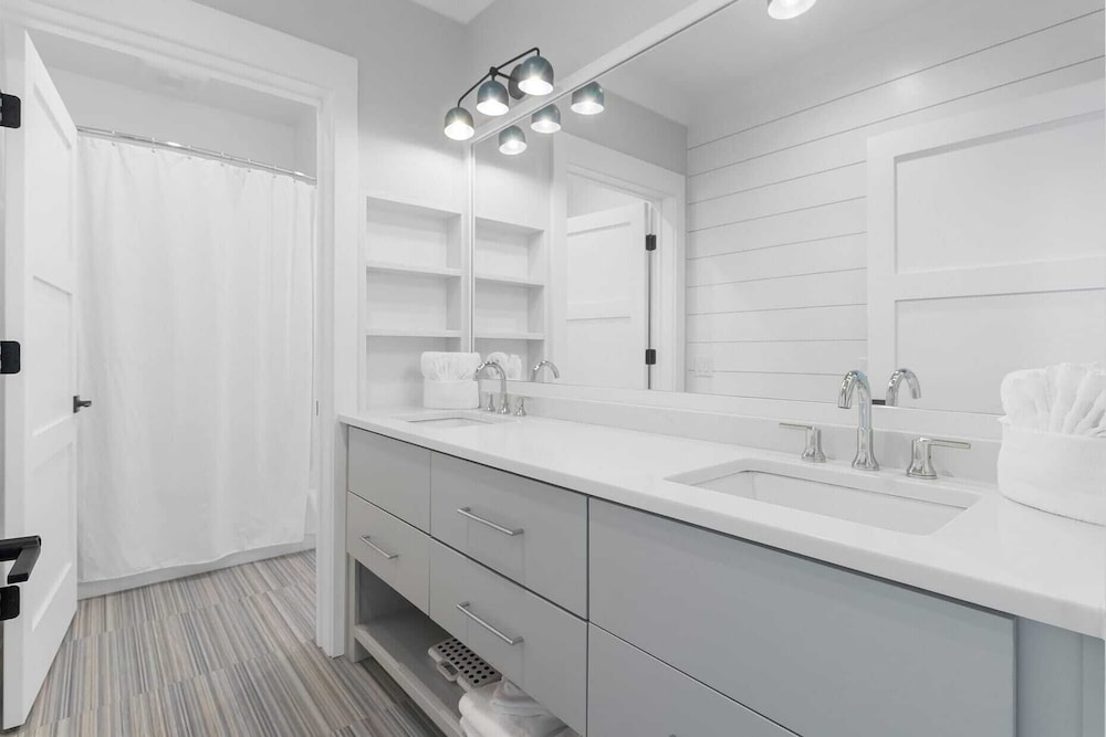712 Ocean Blvd by Avantstay New Construction w/ Pool, Game Zone, Private Beach Access, and Oceanfront Views