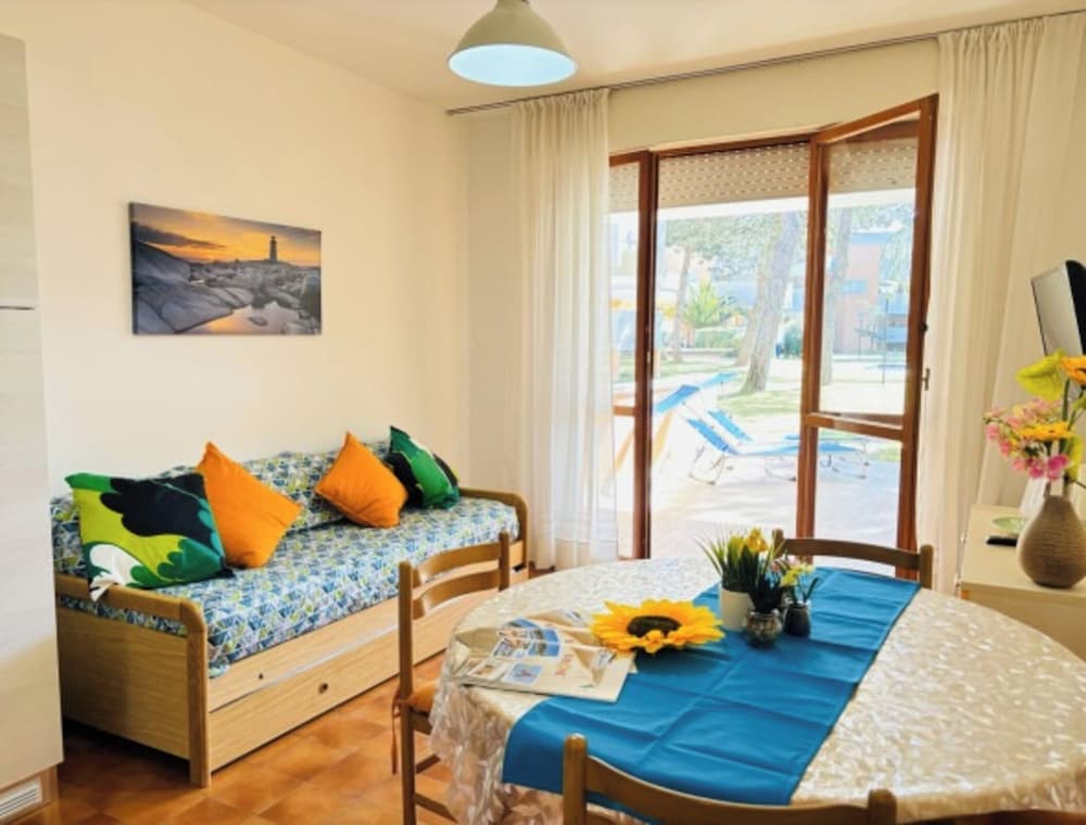 Flat With Terrace Overlooking the Pool - Beahost