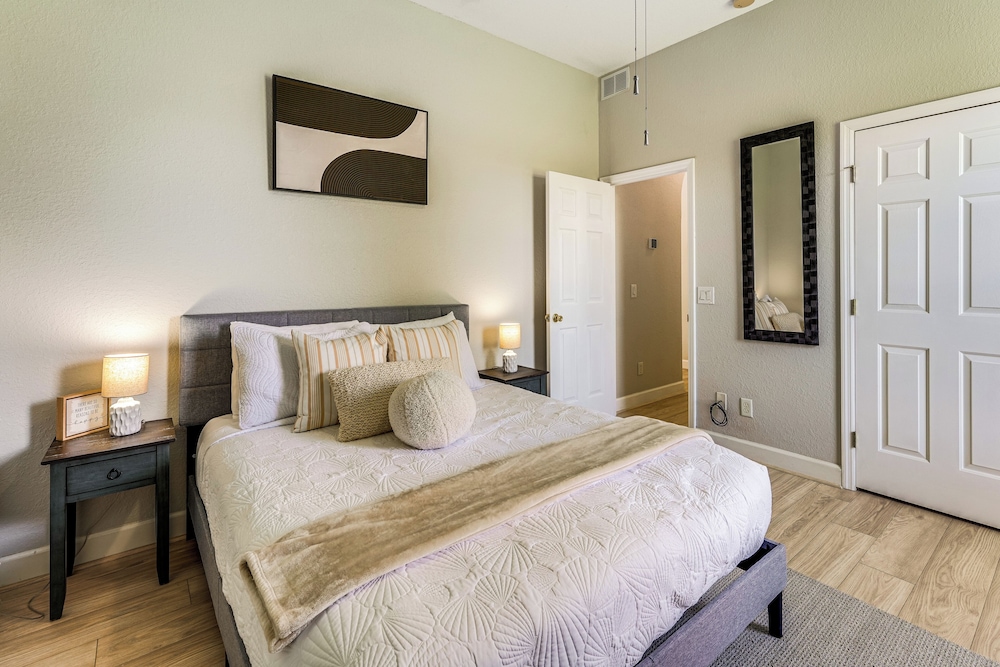 Game, Swim & Unwind: Lakeside Retreat Near Disney