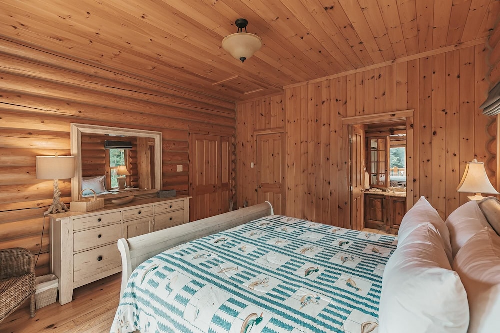 Harfang 51 - Stunning log Cottage With Private hot tub Pool and Scandinavian dry Barrel Sauna