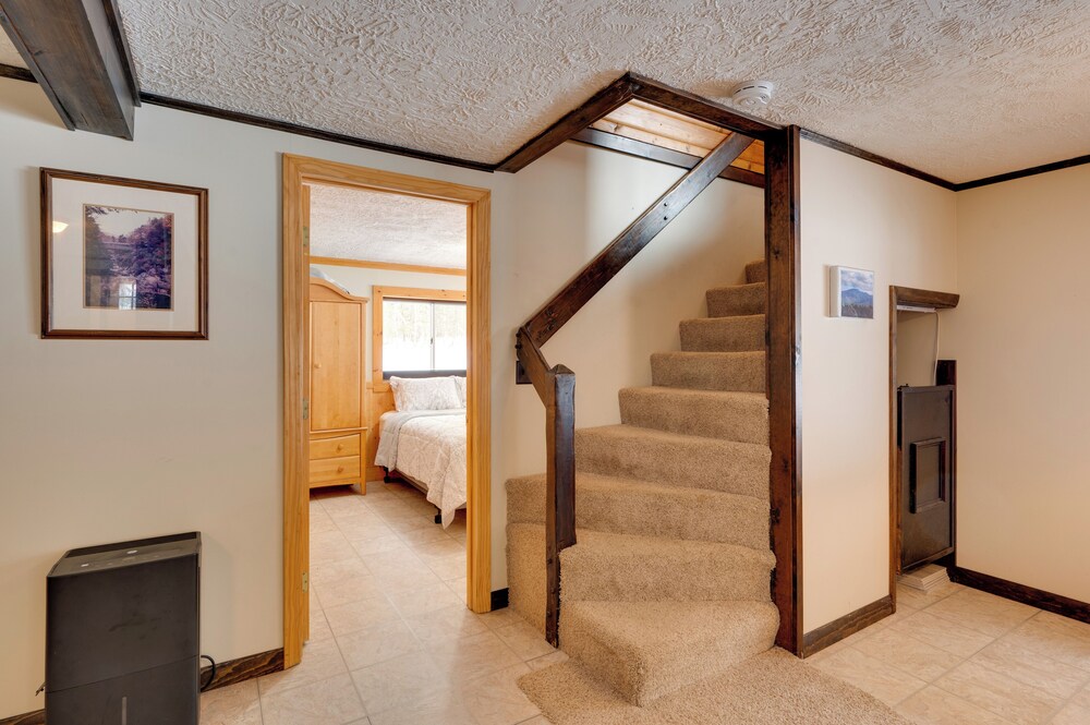 Hike & Ski: Cabin w/ Fireplace in Franconia!
