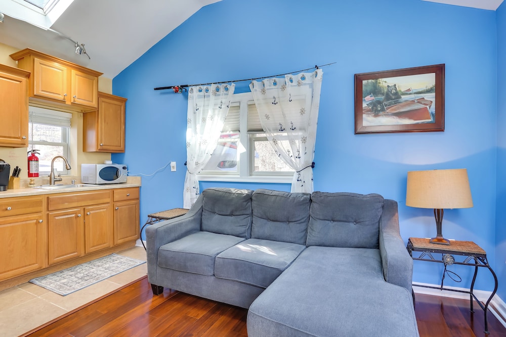 Greenwood Lake Cottage w/ Shared Dock & Hot Tub!