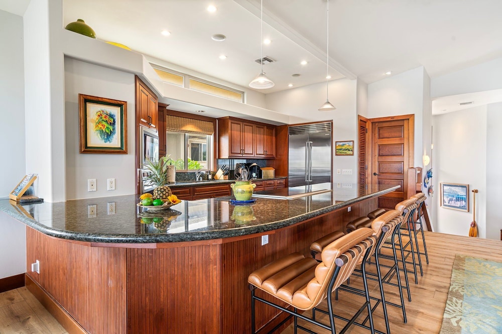 Close to Beaches & Restaurants - Spacious Townhome - Concierge Incl- Vrkcv