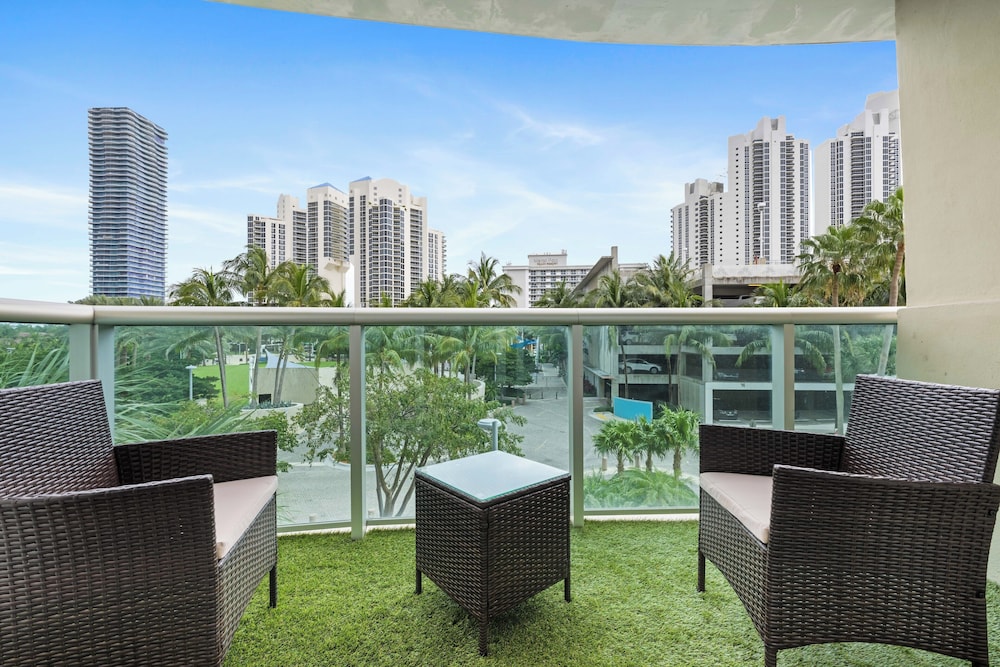 Condo Close to the Beach Pool, Gym, Tennis 2BR 6 Guests view 3