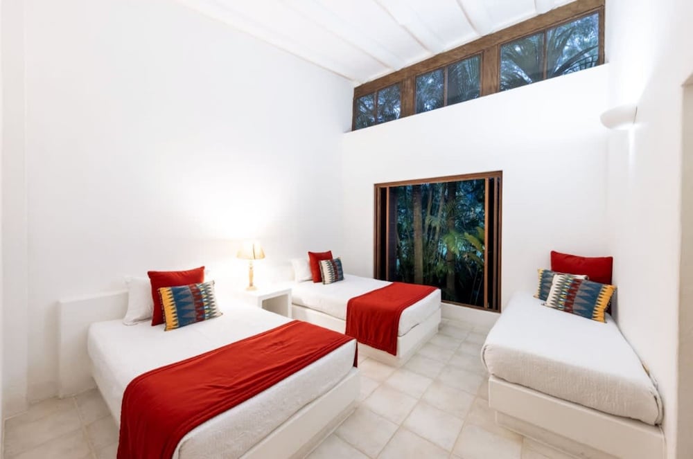 w Spacious 5BR Villa at Mesa de Yeguas