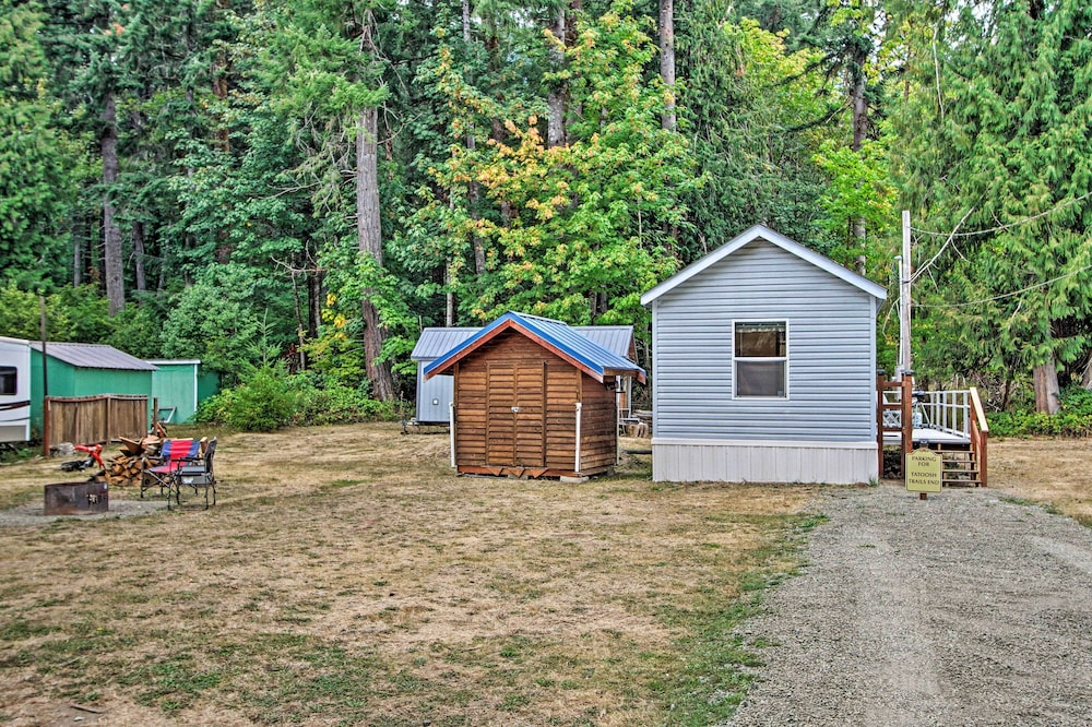 Woodsy Packwood Haven w/ Golf Course Access! view 5