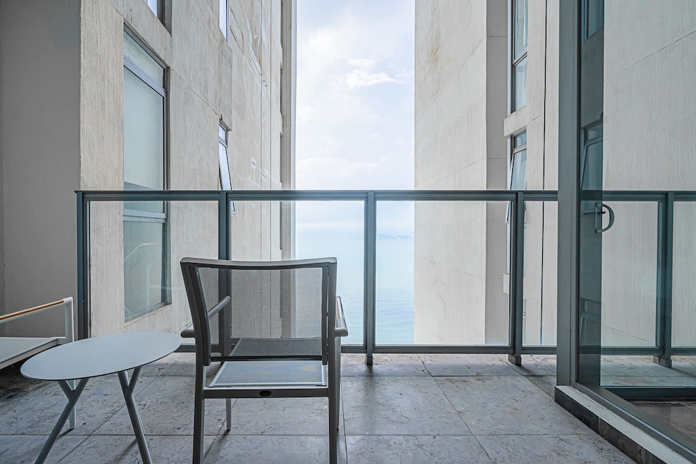 w Comfy 1BR w Fantastic Balcony in YOO