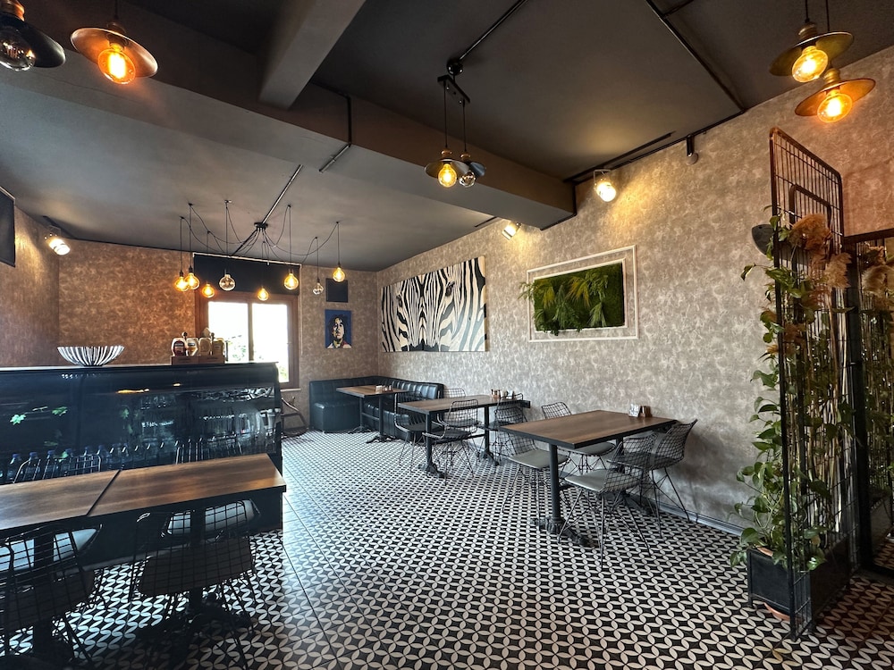 Black Art Otel - Image 7