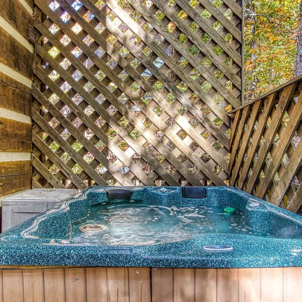 Fantastic Pet Friendly Cabin Hot Tub Fire Pit