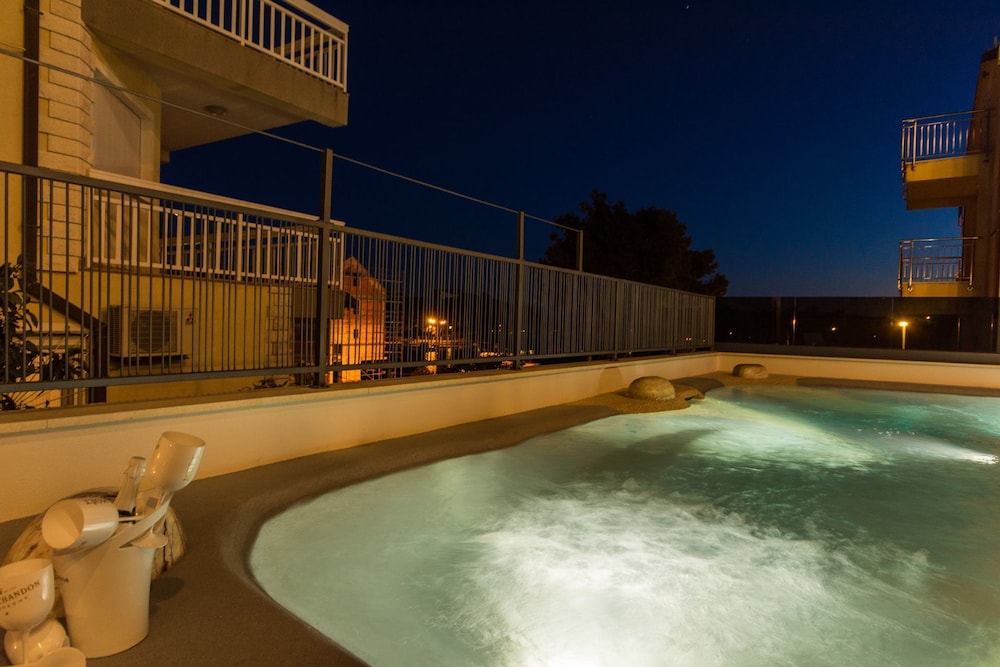 Luxury Apartments Royal M with Pool