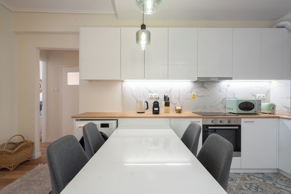 Luxury Comfort in Pagrati - 5 min to Varnava Square