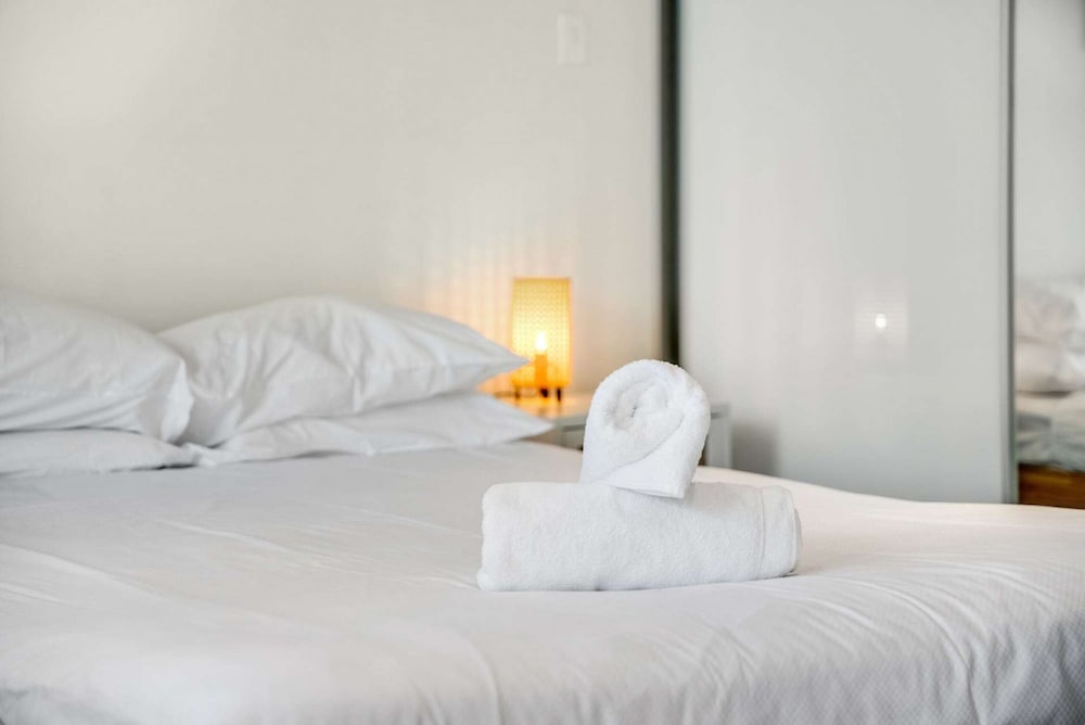 Canberra Lakefront 2-bed With Pool,