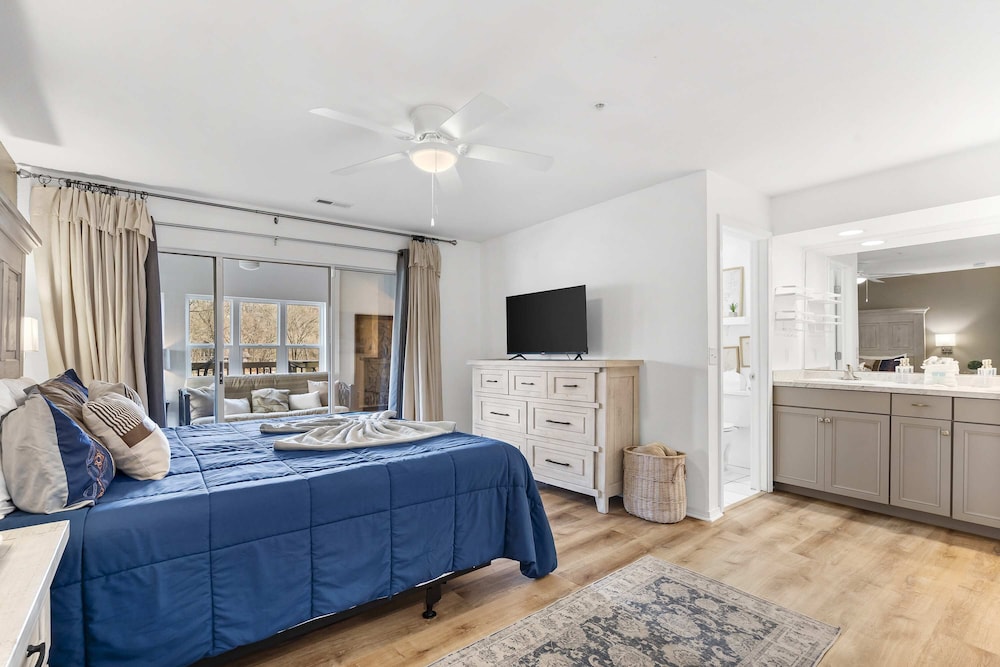 Lake Front Escape For 8!