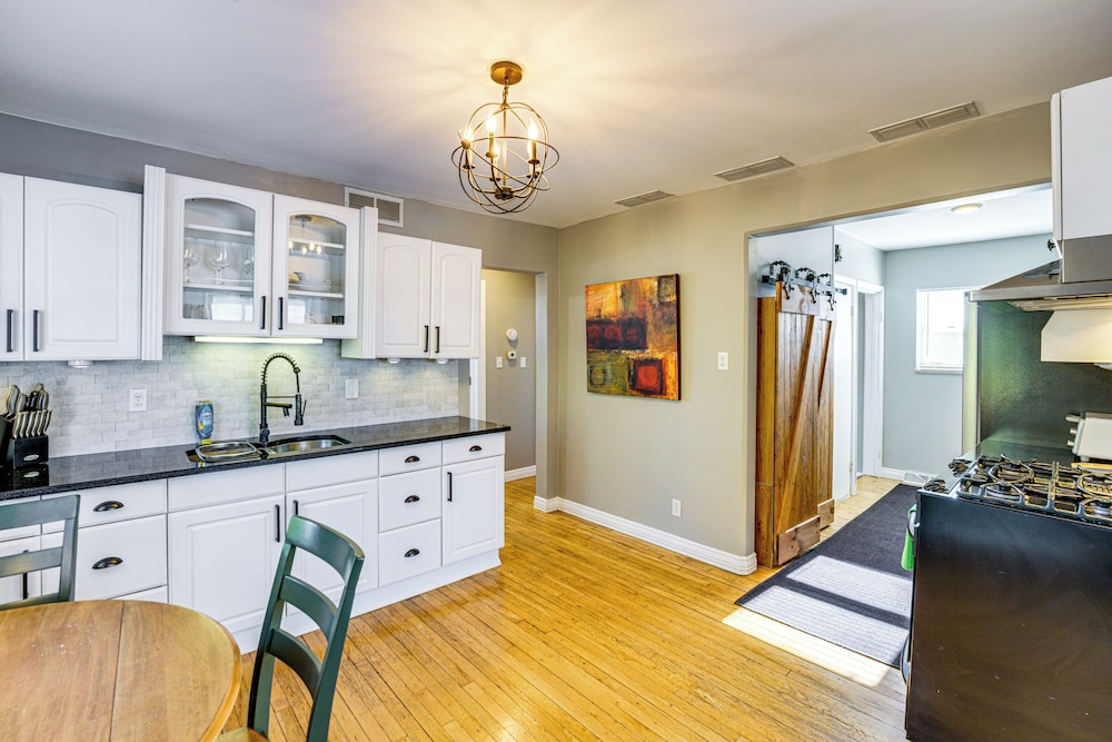 < 1 Mi to Dtwn Clawson! Family Retreat w/ Yard