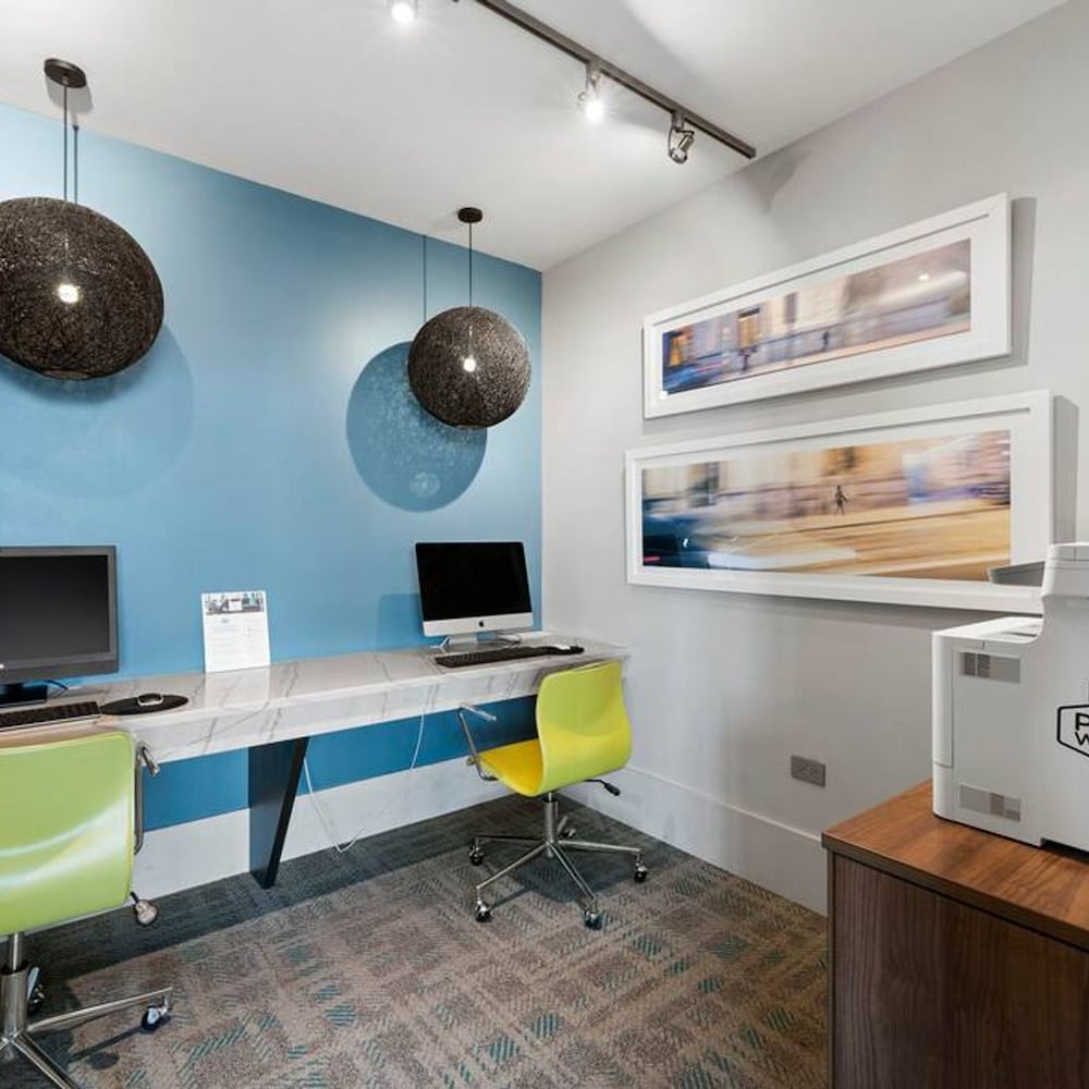 Sleek 2 Bed 2 Bath Condo in Trendy Fulton Market