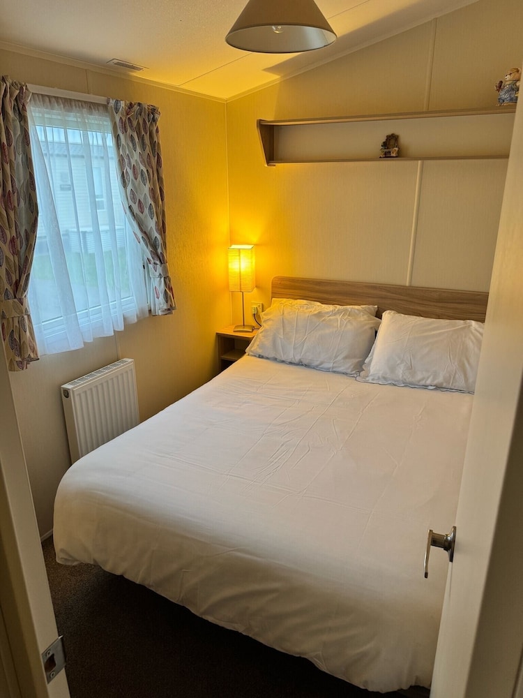 3 Bed Caravan - Sleeps 6 - Pets - 5 min to Beach