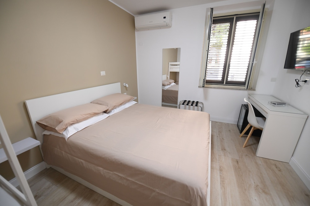 Scilla SeaFront Rooms