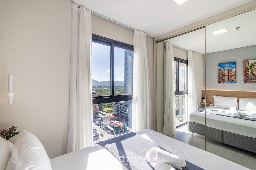 Your Exclusive Stay Just Steps From the sea in Meia Praia - FFS II