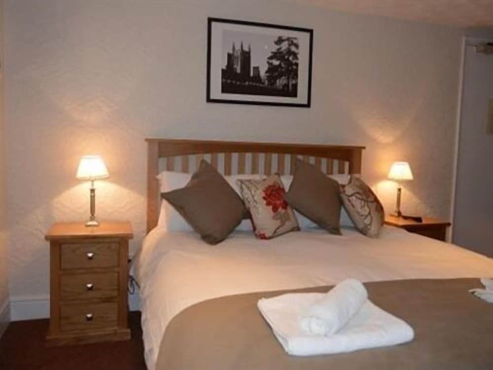 Sudbury Vacations - The Crown Hotel - Property Image 3