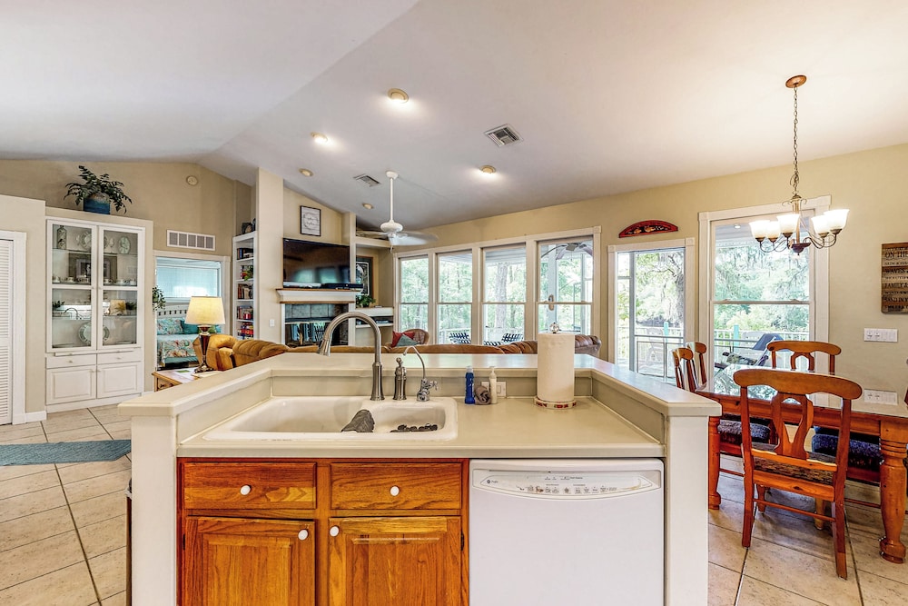 Charming Suwanee House and Bungalow!