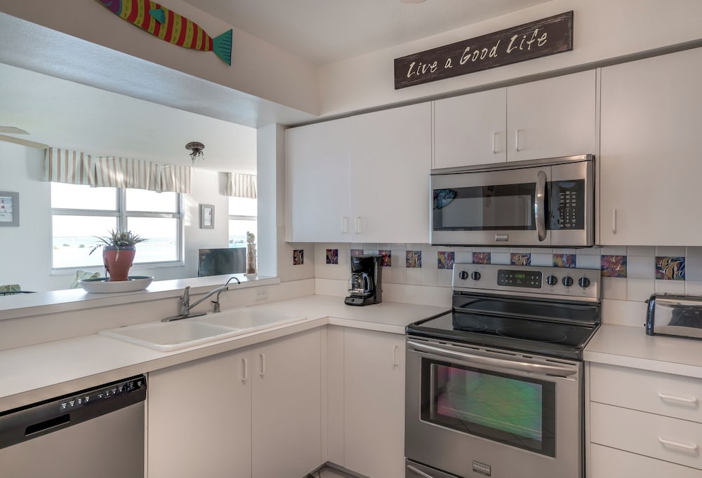 Bahia Vista 17-881 by Distinctive Beach Rentals