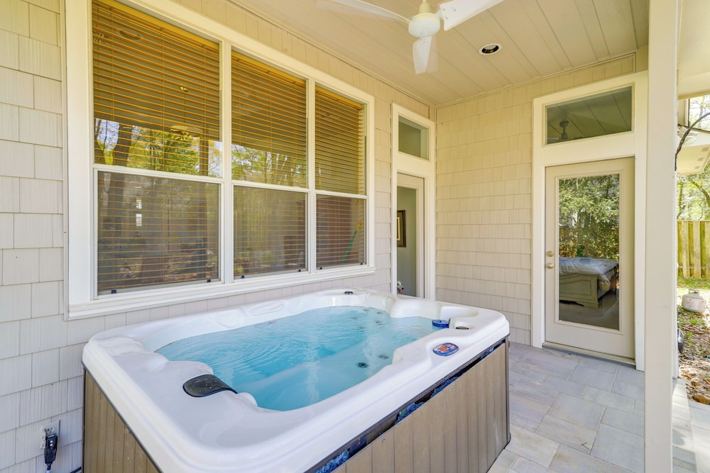 Hot Tub, Fire Pit: Retreat in The Woodlands!