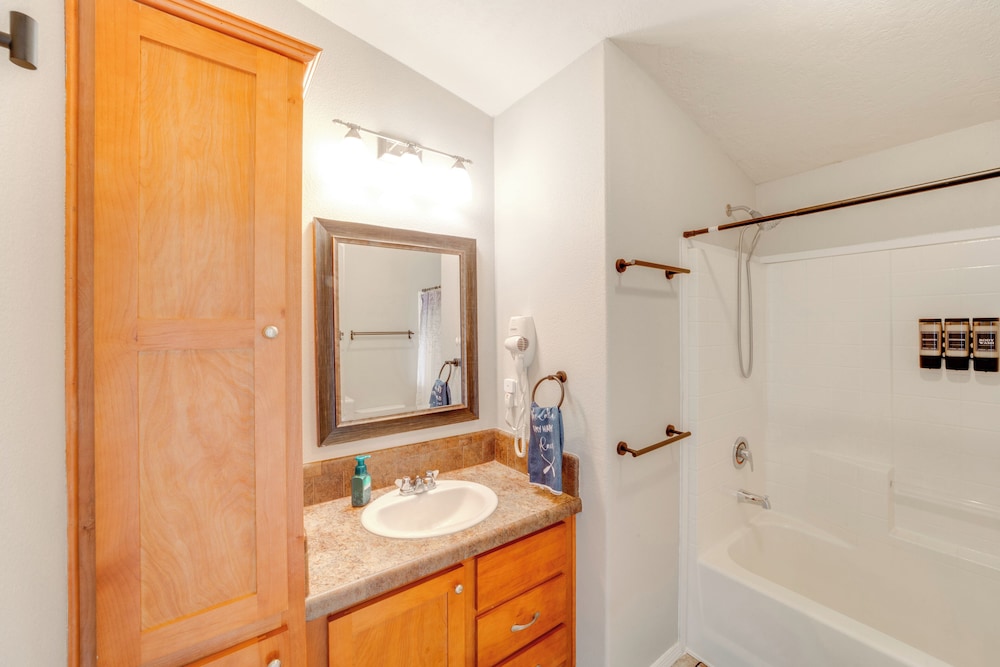 1 Mi to Lake: Getaway w/ Patio in Coulee City!