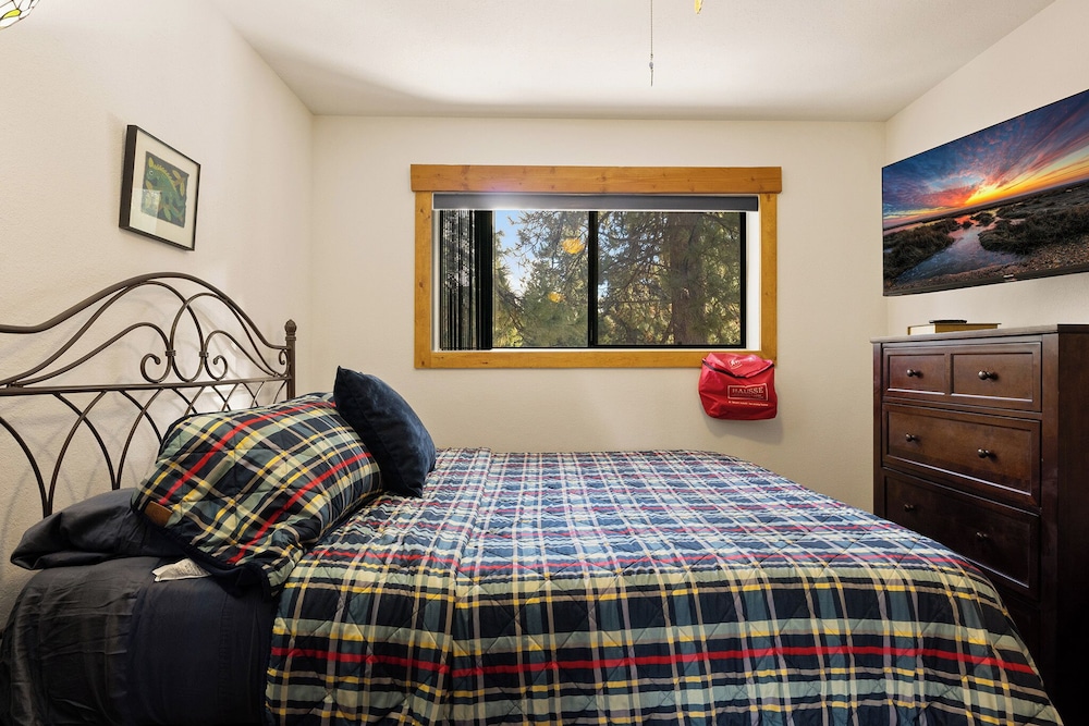 Sierra Pines Retreat Sleeps 6!