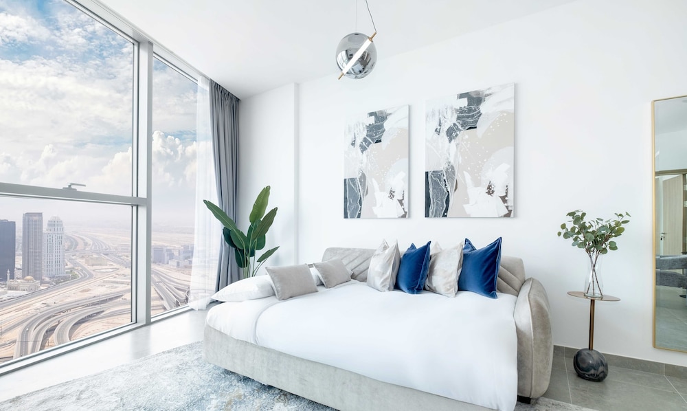 LUX  The Dubai Marina Skyline Suite
