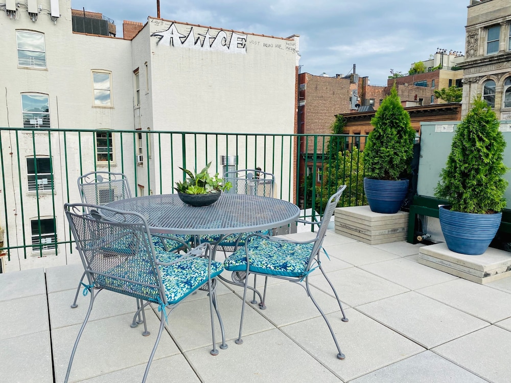 Lofty Bright Greenwich Getaway w Private Rooftop