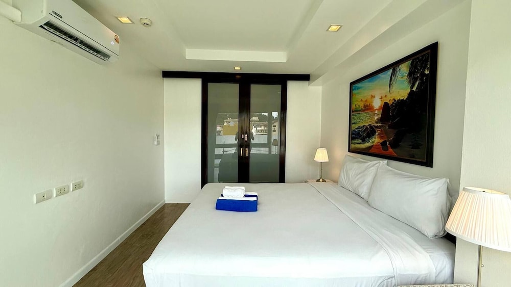 6-20 - 2 Bdr Condo With Balcony and Shared Pool