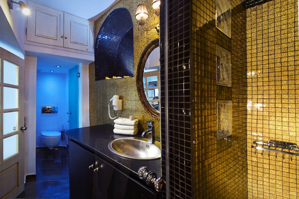 Hyperion Oia Suites