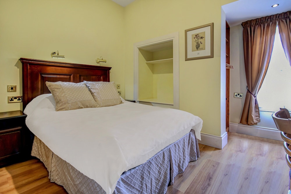 OYO Avenue House