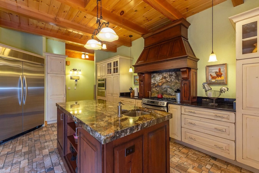 Luxe Riverfront Escape Mtn Views Pickleball Ct