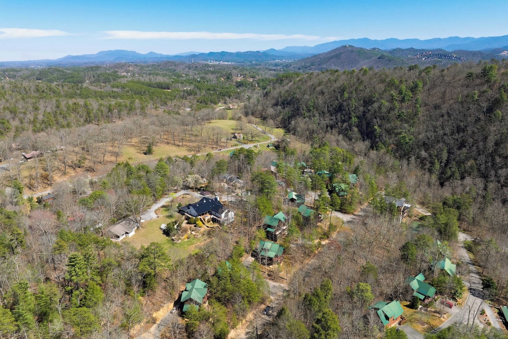 Hottub, Game Room, Forest Views, Near Gatlinburg Four Bears Lodge by Avantstay