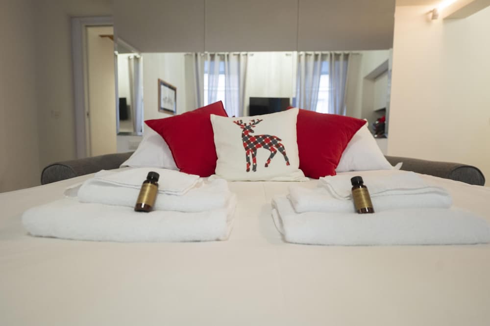 Spanish Steps Romantic Nest With Balcony photo 2