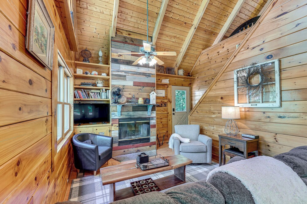5 Mi to Hot Springs Nat'l Park: Cabin w/ Yard