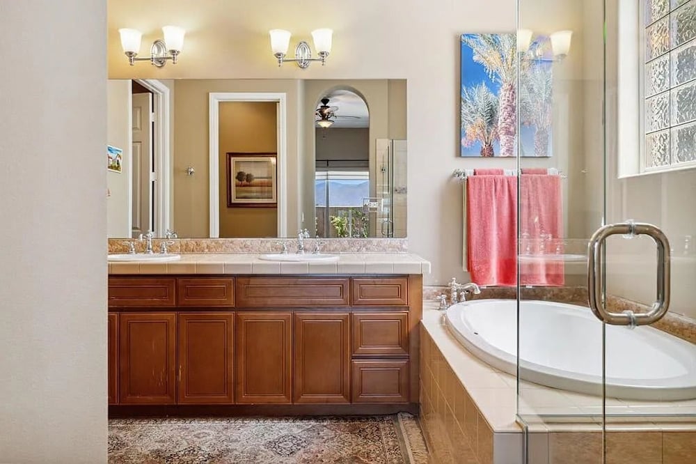 Stylish 2BR w Spa Patio