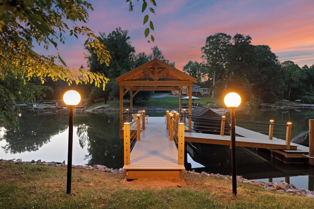 Shady Daze: Waterfront Home w/ Deck, Hot Tub & Lake Views