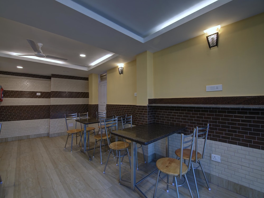 OYO 13465 Greendot Hotel