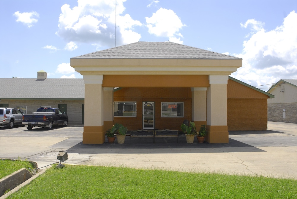 Emporia Vacations - America's Best Inns  Suites - Property Image 1