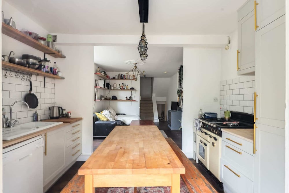 Gorgeous and Vibrant 3 Bedroom Apartment in London