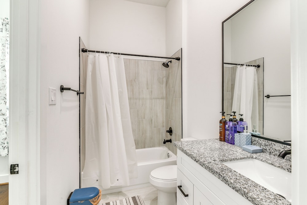 7 Mi to The Galleria: Modern Home w/ Fenced Yard