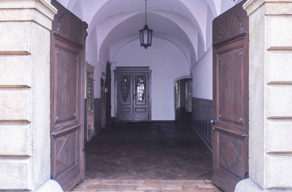 MR 3 Apartments