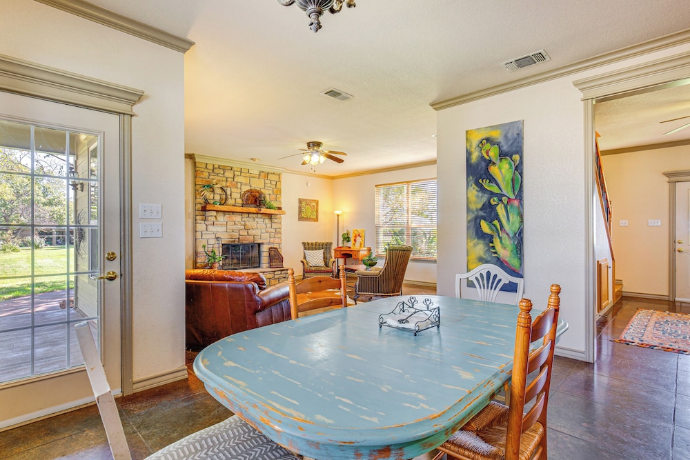 30 Mi to Fort Worth: Rural Retreat w/ Patio!