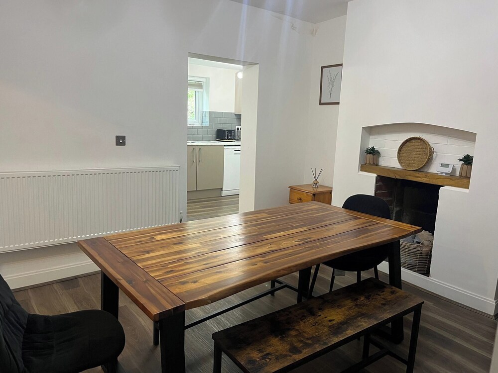 Llangollen 4-bed, Sleeps 8 With Garden & Parking