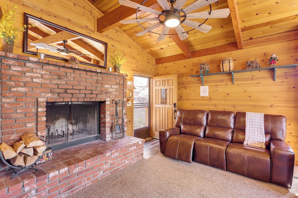 1 Mi to Skiing: Mtn-view Cabin in Big Bear Lake