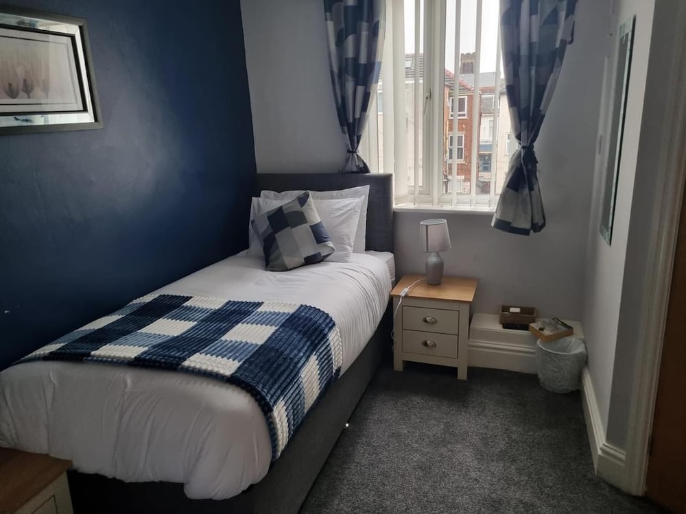 7-bed Beachside Retreat - Sleeps 14 & Pet Friendly view 5