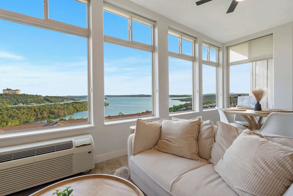 Chill on the Hill - Lake Views!