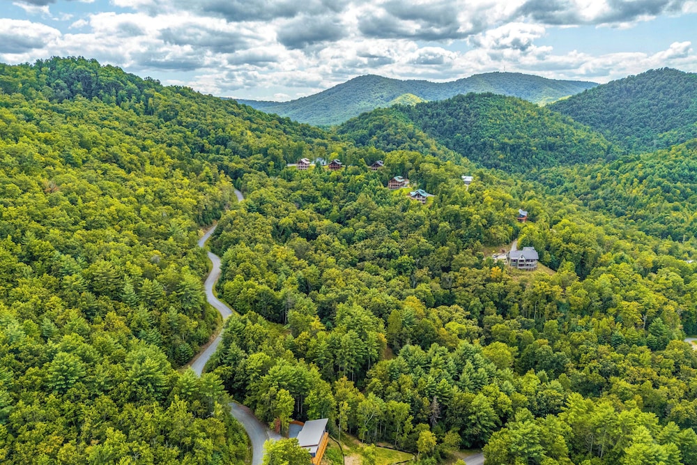 Mtn-view Decks & Fire Pit: Quiet Brasstown Escape